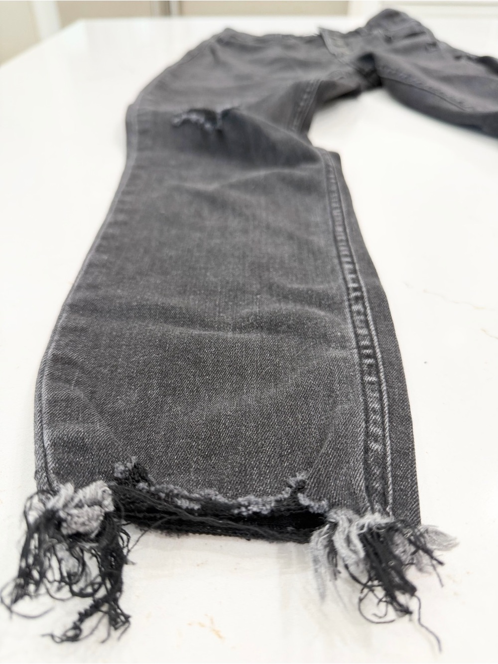 Abercrombie & Fitch High-Rise Distressed Black Jeans model-off-duty Grunge - Picture 4 of 7